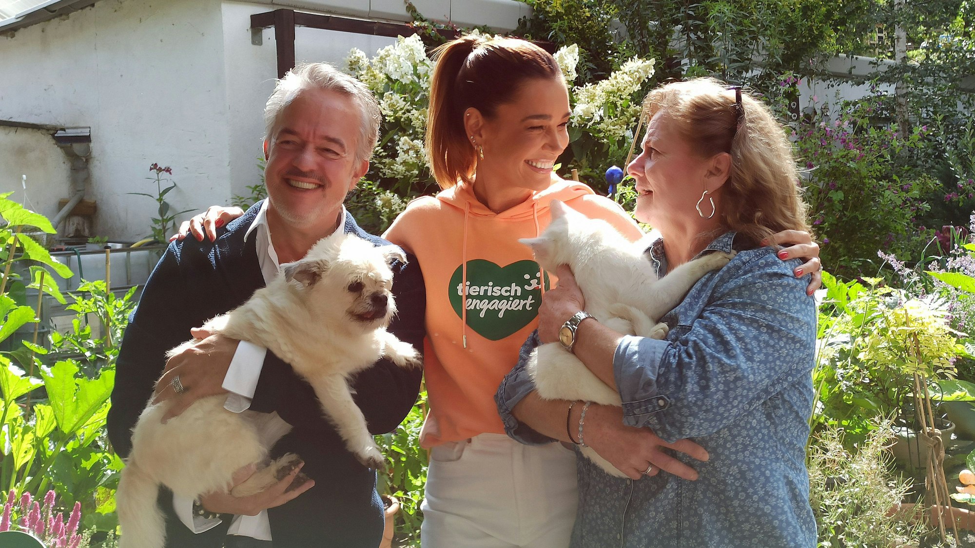 Die Gründerin des Gnadenhofs Anna, Heike Schneider (rechts), freute sich, von Fressnapf-Gründer Thorsten Toeller und Jana Ina Zarrella den "Goldenen Fressnapf 2023" bekommen zu haben.