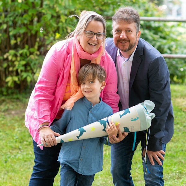 Die Familien Hohmann ist zusammengerückt und lächelt in die Kamera.