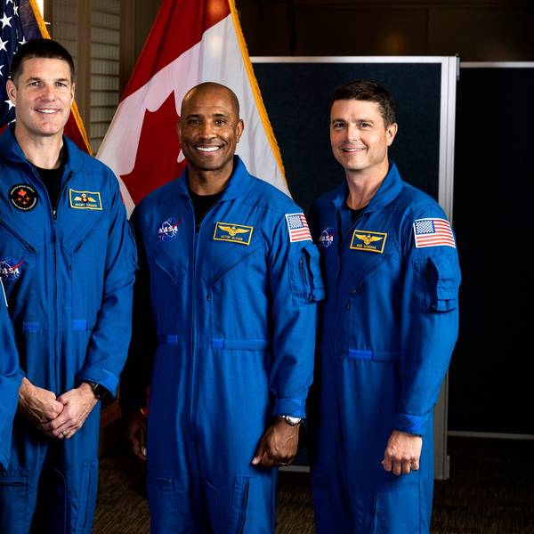 Die Astronauten Christina Koch (l-r), Jeremy Hansen, Victor Glover und Reid Wiseman der «Artemis 2»-Mission der US-Raumfahrtbehörde Nasa stehen in der US-Botschaft in Ottawa für ein Foto zusammen.
