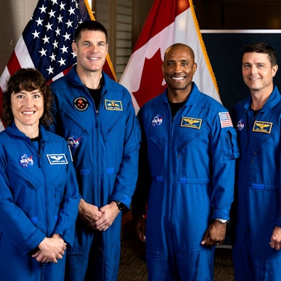 Die Astronauten Christina Koch (l-r), Jeremy Hansen, Victor Glover und Reid Wiseman der «Artemis 2»-Mission der US-Raumfahrtbehörde Nasa stehen in der US-Botschaft in Ottawa für ein Foto zusammen.