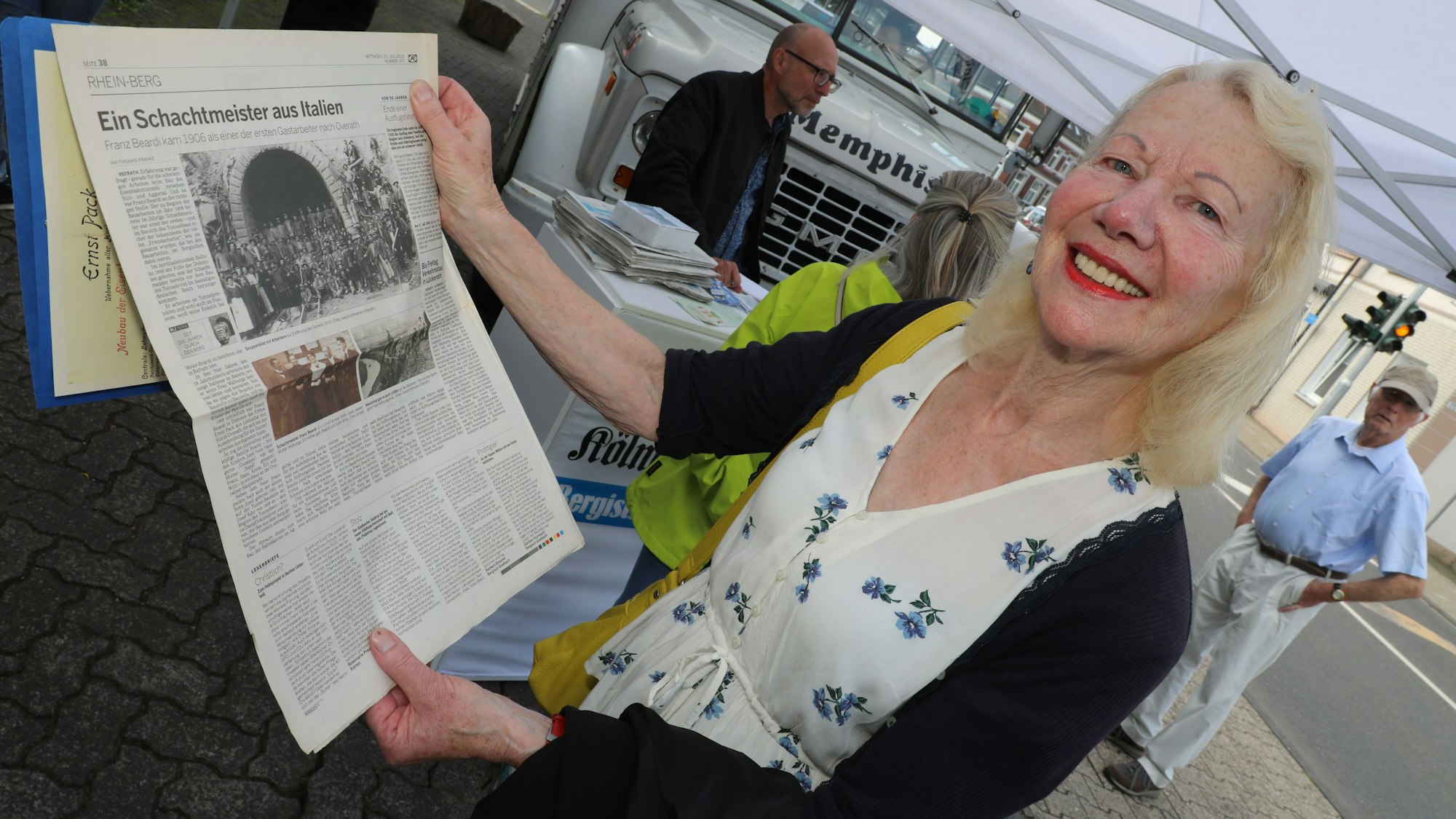 Erika Beardi-Özer hält den Zeitungsartikel von 2010 über ihren Großvater Franz Beardi in den Händen.