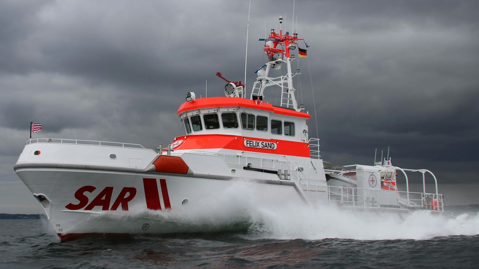 Der Seenotrettungskreuzer „Felix Sand“ der Deutschen Gesellschaft zur Rettung Schiffbrüchiger bei schwererem Wellengang auf der Ostsee.