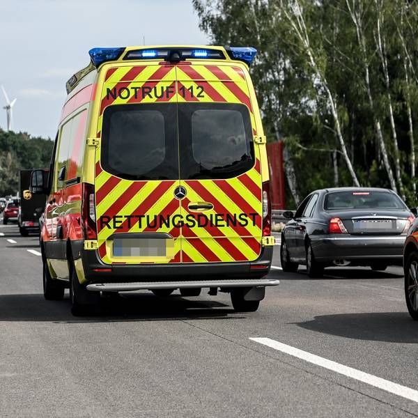 Ein Rettungswagen fährt durch eine Rettungsgasse auf der Autobahn.