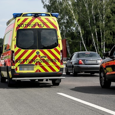 Ein Rettungswagen fährt durch eine Rettungsgasse auf der Autobahn.