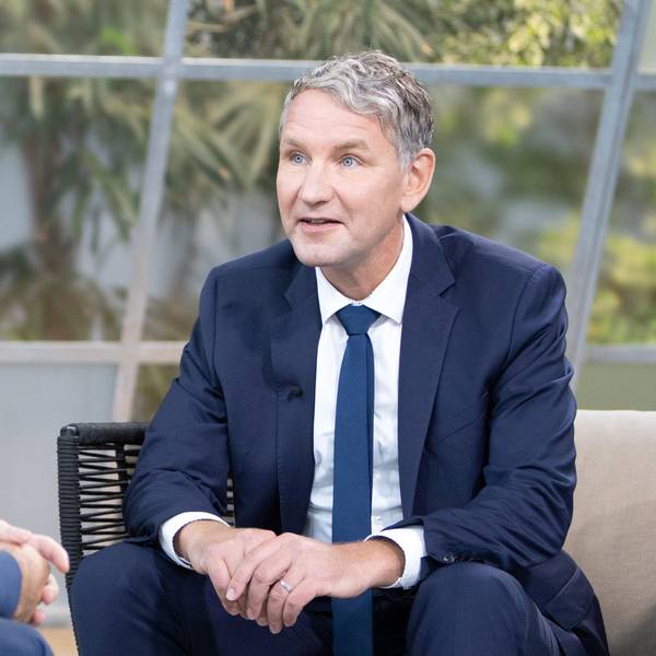 Die vom Mitteldeutschen Rundfunk (MDR) herausgegebene Aufnahme zeigt Moderator Lars Sänger (l.) im Gespräch mit Björn Höcke