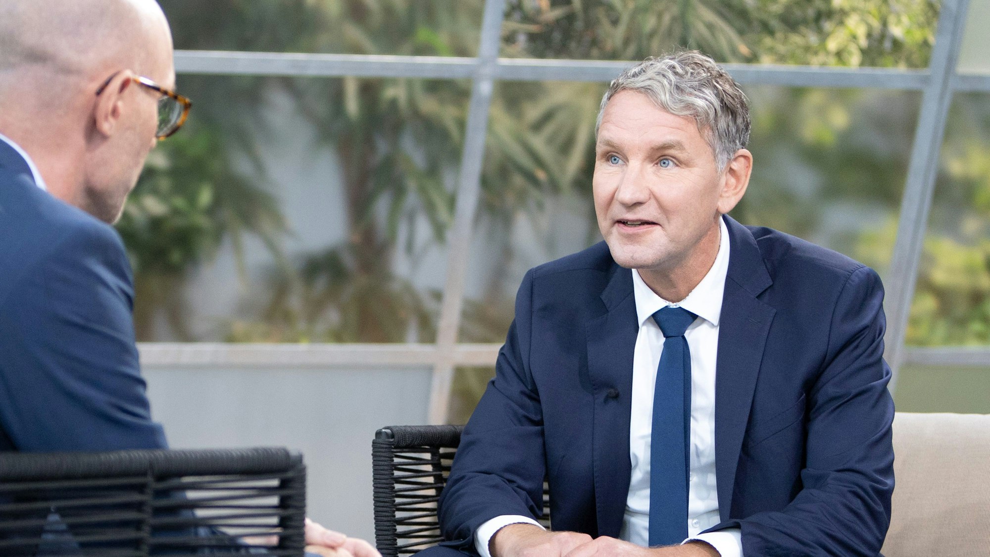 Die vom Mitteldeutschen Rundfunk (MDR) herausgegebene Aufnahme zeigt Moderator Lars Sänger (l.) im Gespräch mit Björn Höcke