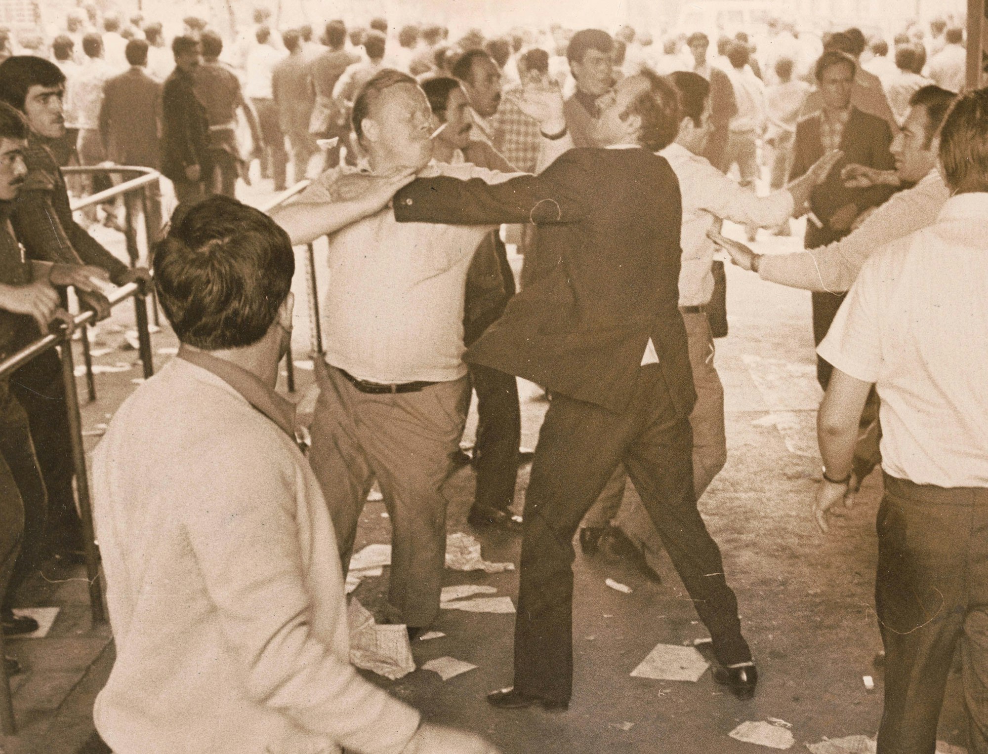 An den Werkstoren kam es zu Schlägereien.