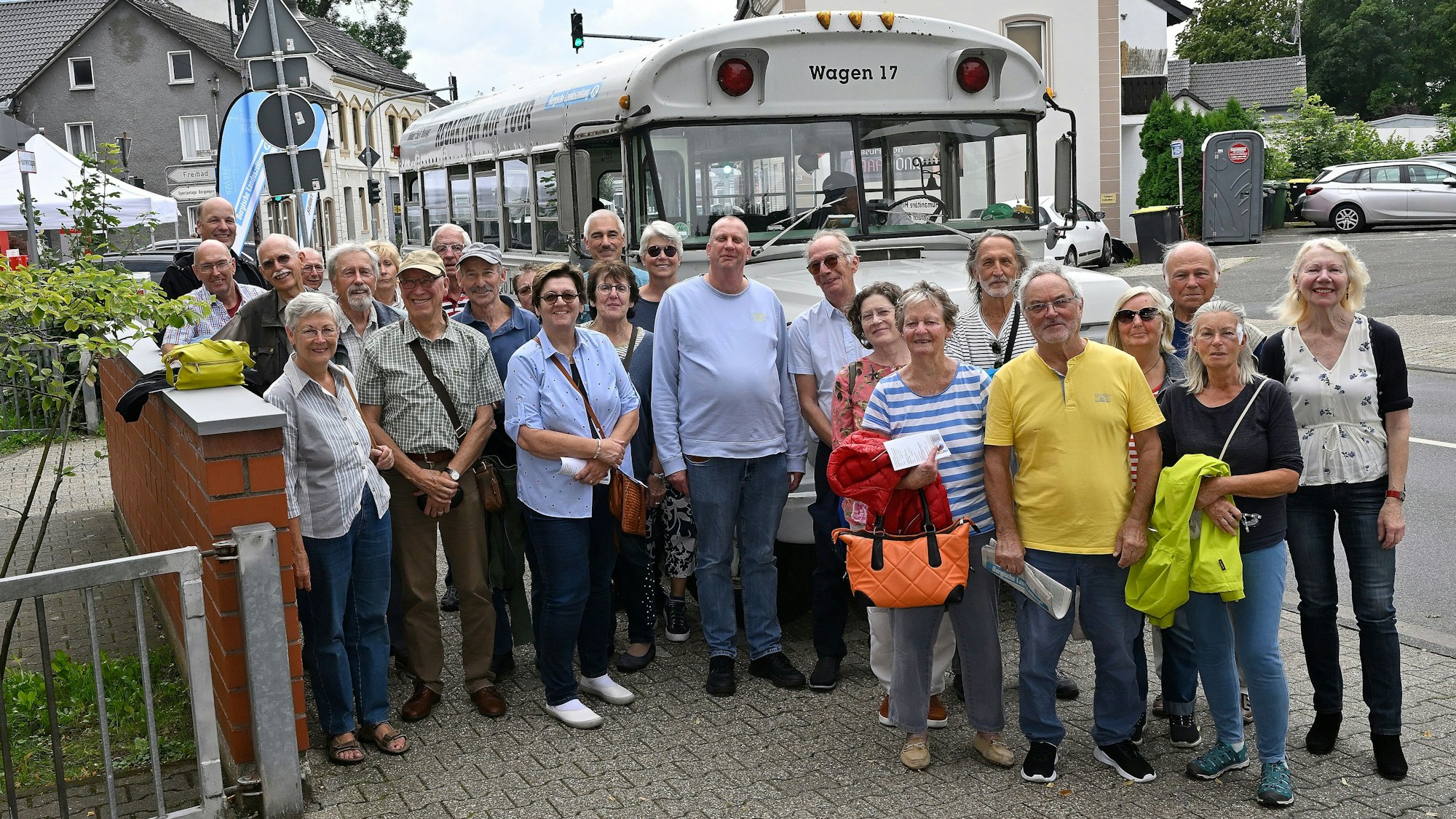 Menschen stehen vor einem historischen amerikanischen Schulbus.