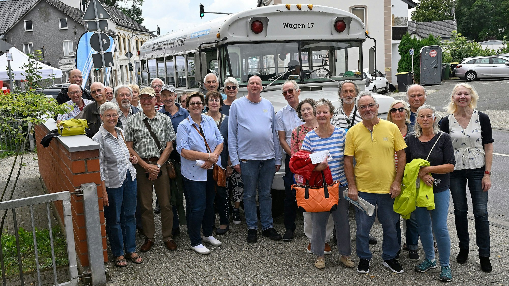 Menschen stehen vor einem historischen amerikanischen Schulbus.