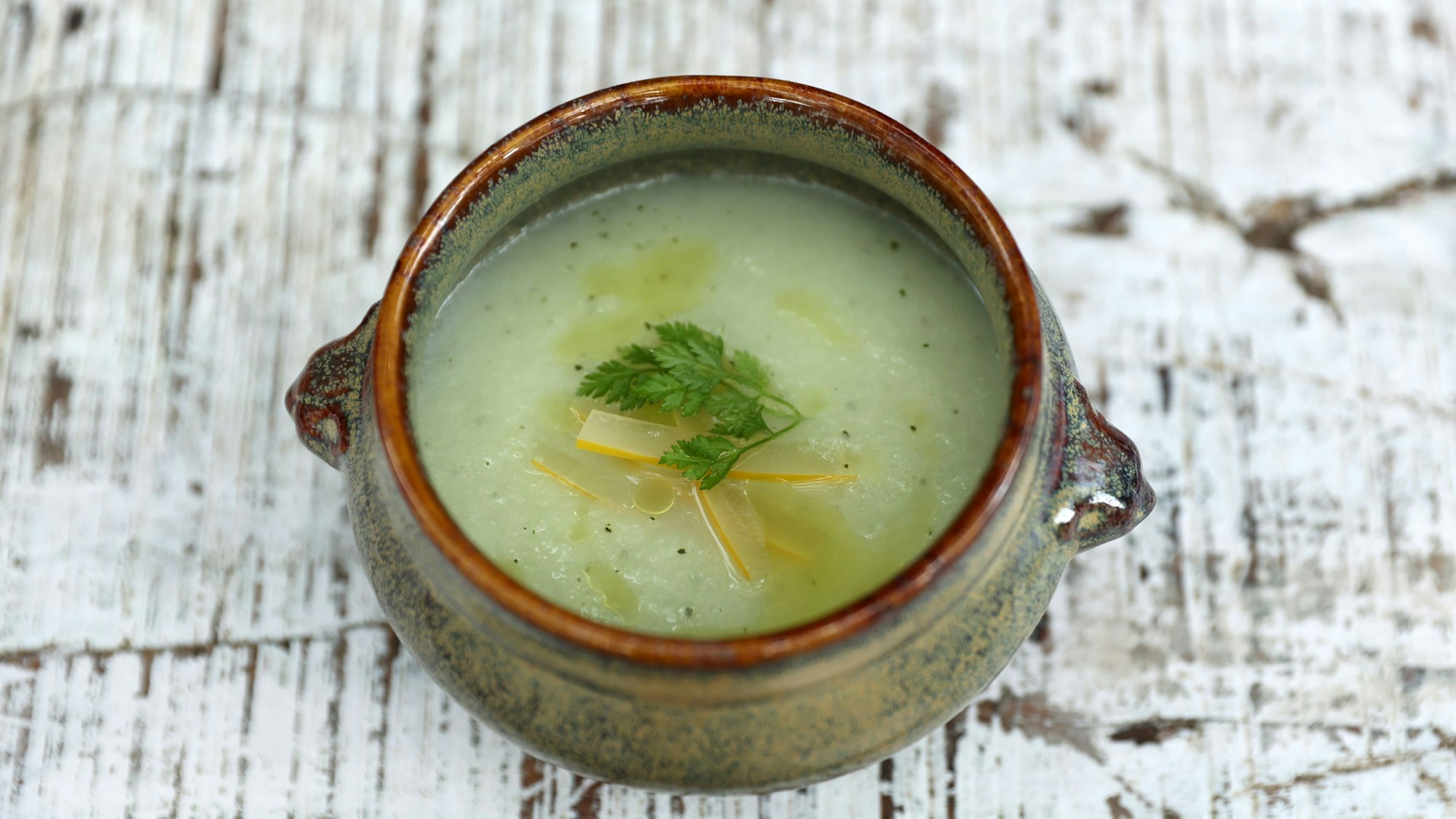 Melonenkaltschale auf einem Tisch
