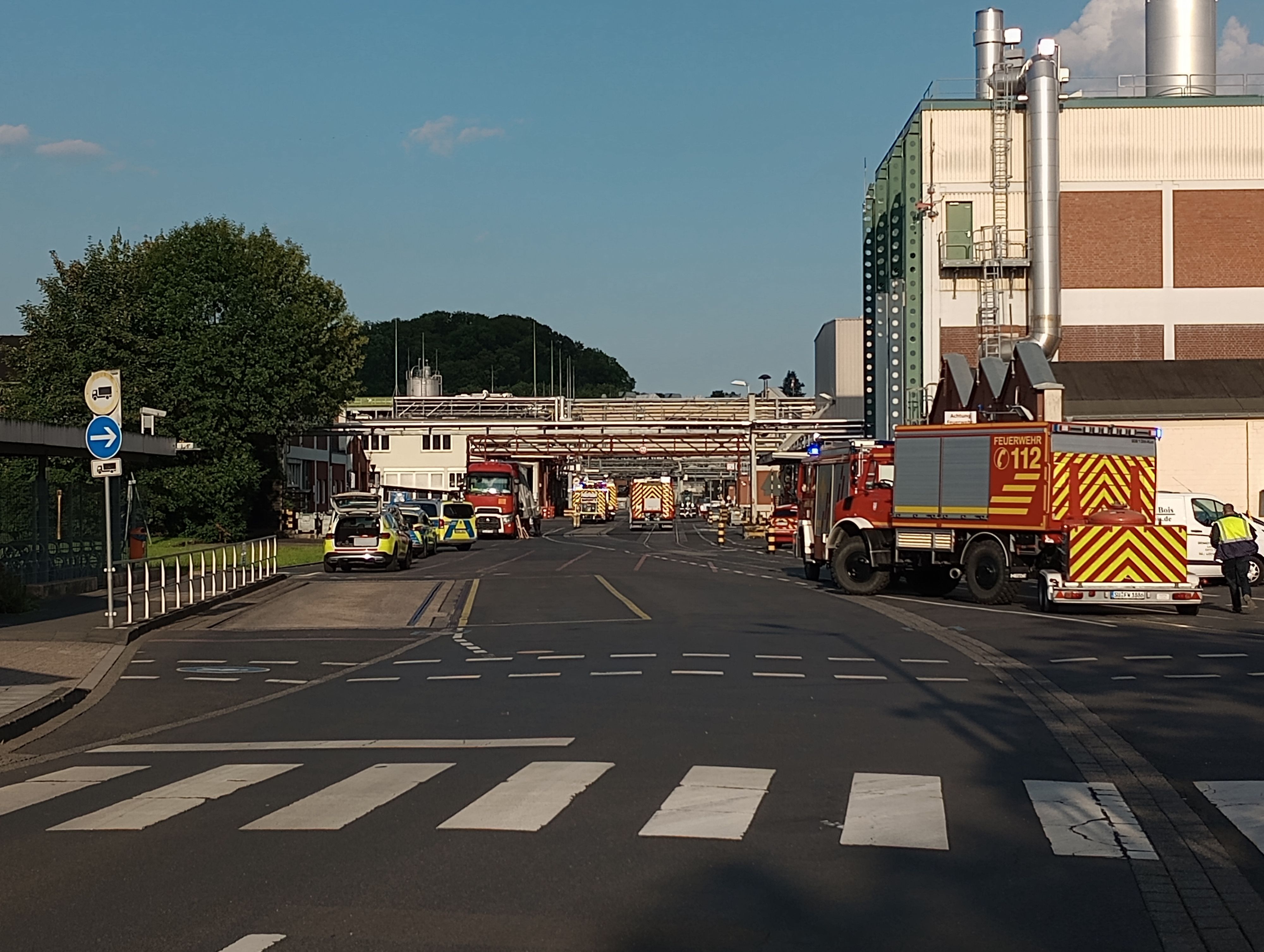 Feuerwehrautos an einem Werksgelände.
