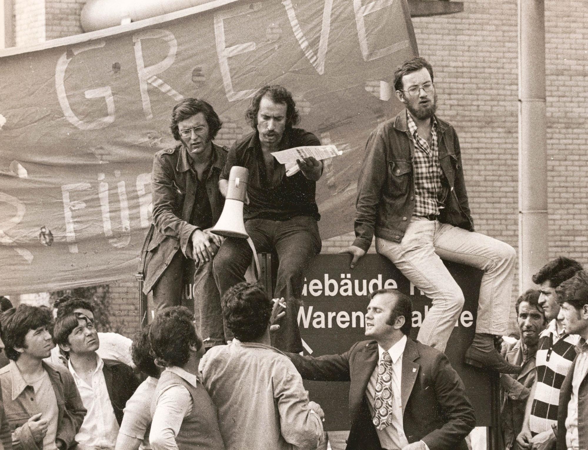 Streikführer Bahan Targün (2.v.l.) mit Megafon beim wilden Ford-Streik 1973.