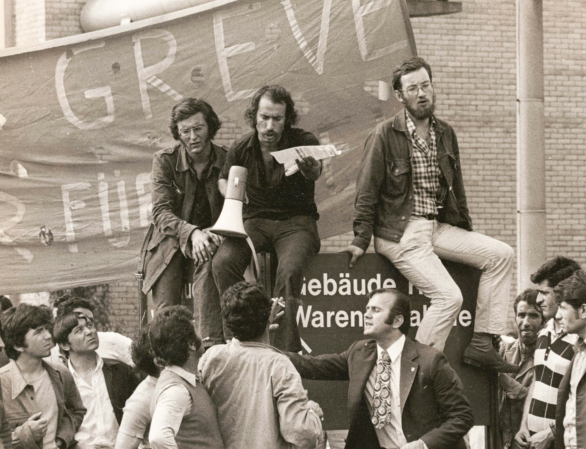 Streikführer Bahan Targün (2.v.l.) mit Megafon beim wilden Ford-Streik 1973.