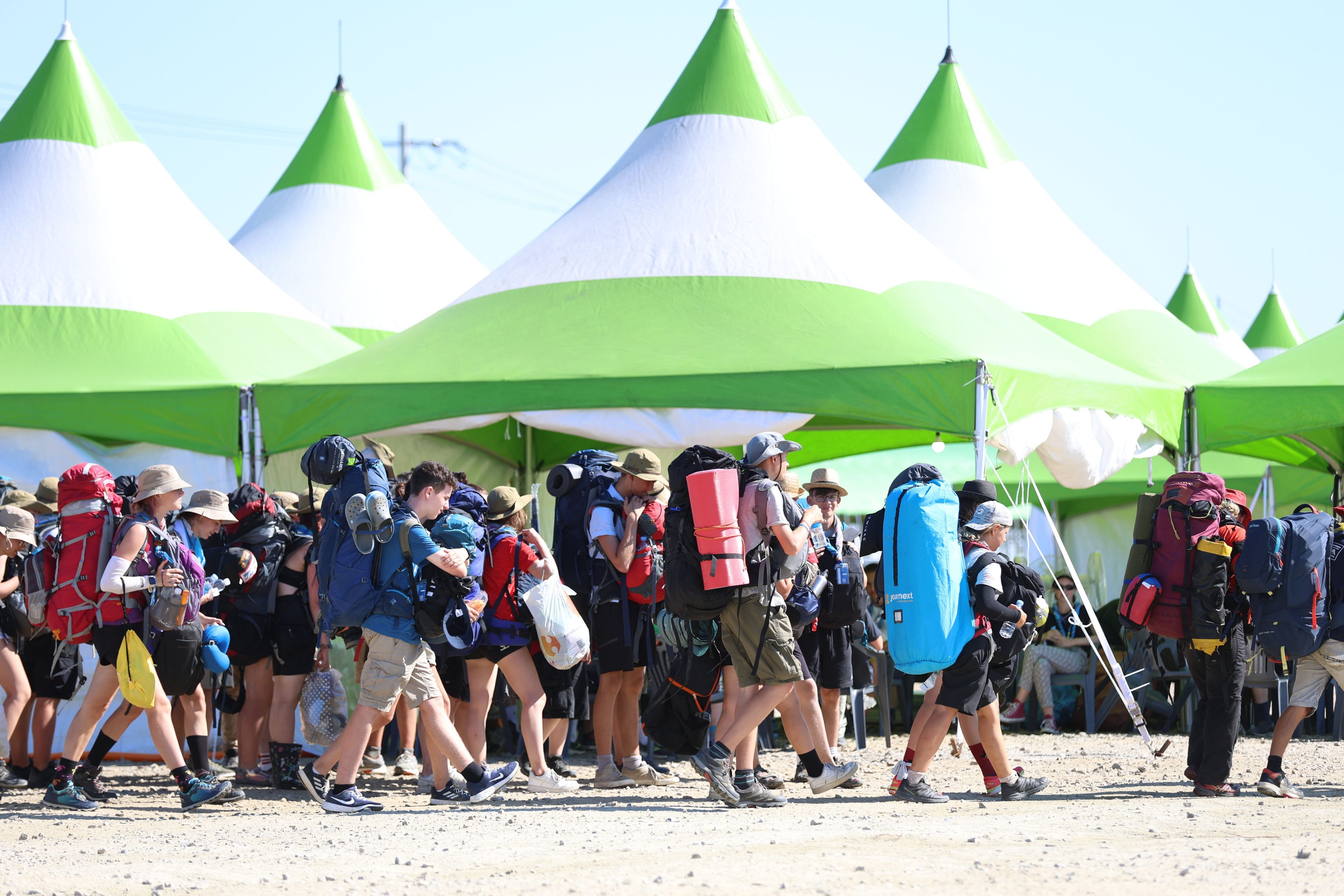 Deutsche Teilnehmende des World Scout Jamboree 2023 treten ihre Abreise nach Seoul und Umgebung an.