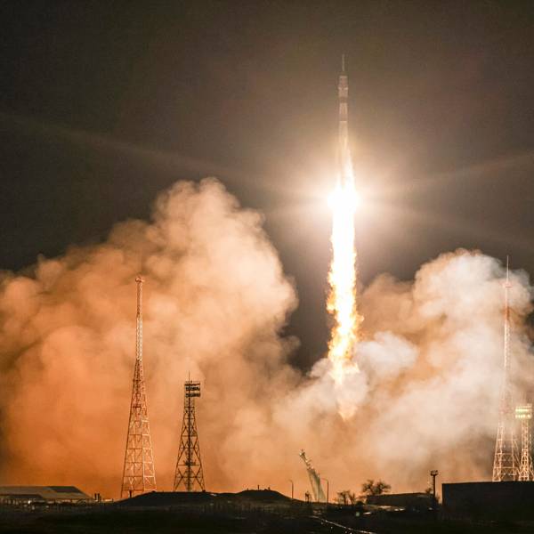 Eine Sojus-Rakete der russischen Weltraum Rokosmos hebt vom Weltraumbahnhof in Baikonur ab. Russland will mit seinen Sojus-Raketen in den kommenden Tagen eine Raumsonde in Richtung Mond schießen.