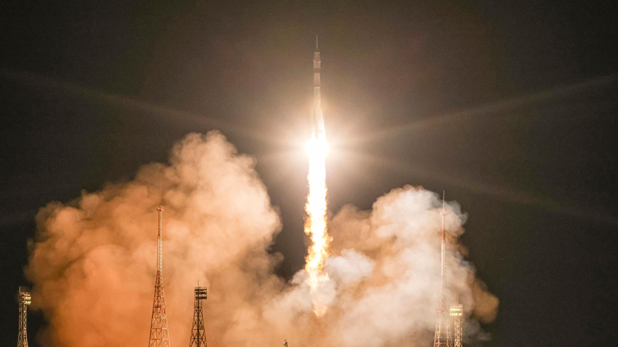 Eine Sojus-Rakete der russischen Weltraum Rokosmos hebt vom Weltraumbahnhof in Baikonur ab. Russland will mit seinen Sojus-Raketen in den kommenden Tagen eine Raumsonde in Richtung Mond schießen.