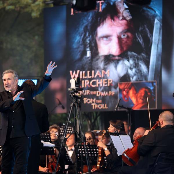 Schauspieler William Kircher und Orchester auf der Bühne im Kölner Tanzbrunnen.