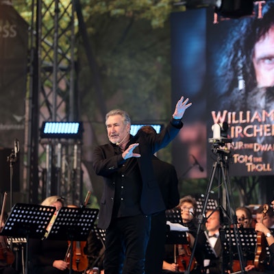 Schauspieler William Kircher und Orchester auf der Bühne im Kölner Tanzbrunnen.