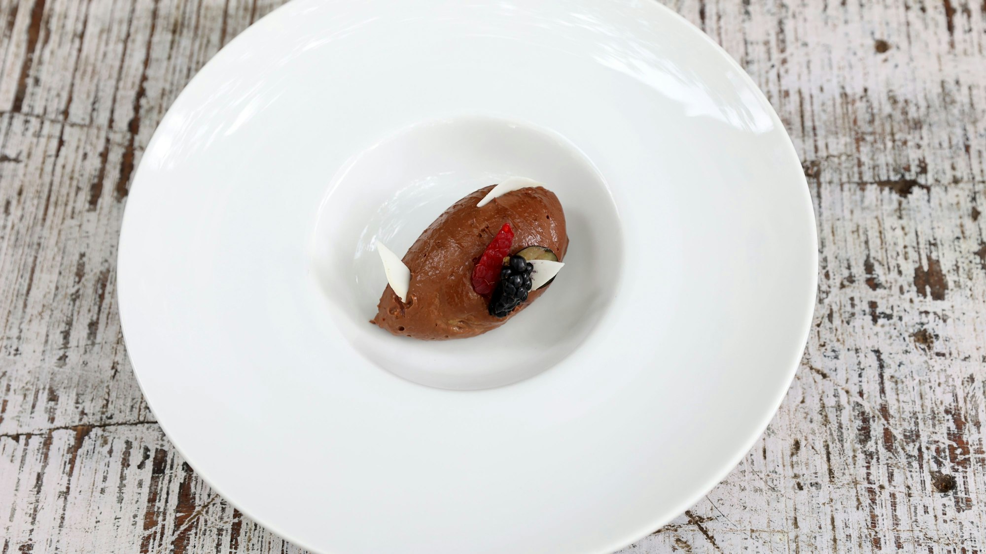 Veganes Schokomousse auf einem Teller auf einem Tisch