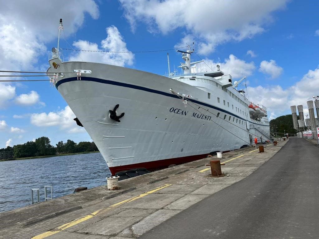 Das Kreuzfahrtschiff „Ocean Majesty“ liegt im Hafen. Wegen der großen Wohnungsnot setzen die Niederlande nun zunehmend Kreuzfahrtschiffe ein, um Flüchtlinge unterzubringen.