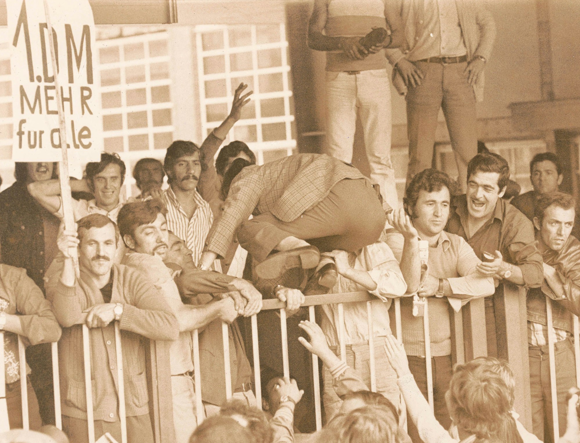 Unter den wild Streikenden waren viele türkische Arbeiter. Sie forderten eine Mark mehr Lohn für alle.