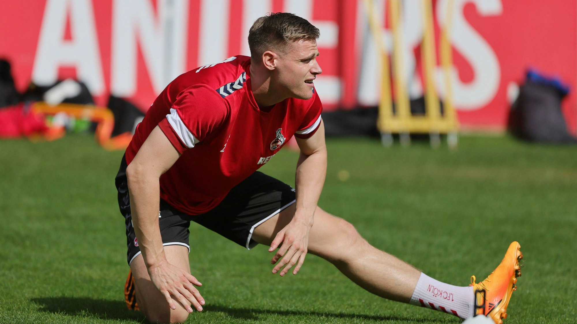 Steffen Tigges macht sich auf dem Trainingsplatz warm.