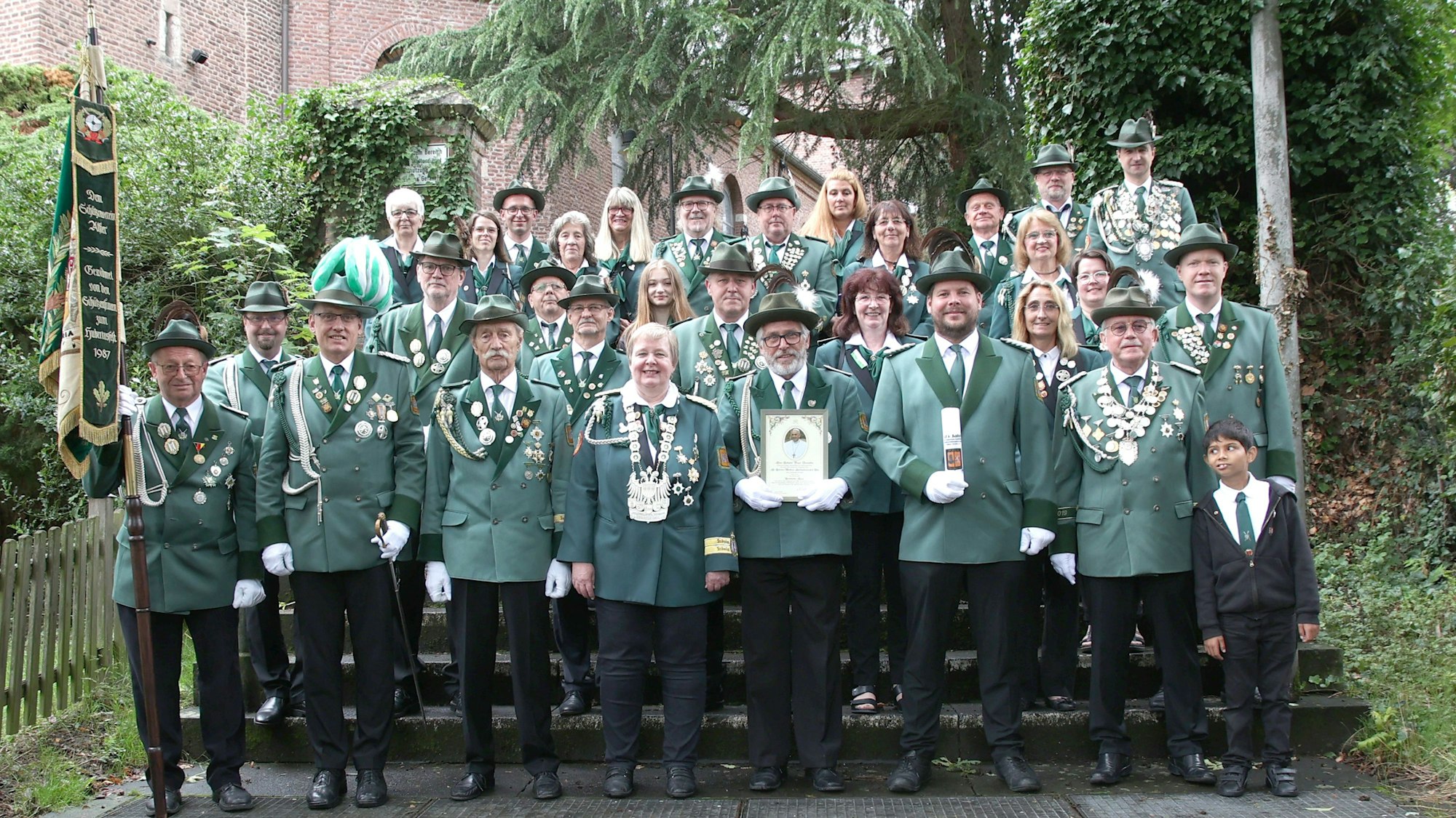 175 Jahre alt wurde die St. Hubertus-Matthäus-Schützenbruderschaft Alfter. Gemeinsam mit Brudermeister Gabi Haag (vorne Mitte) stellten sich die Grünröcke zum Gruppenfoto vor der Pfarrkirche auf.