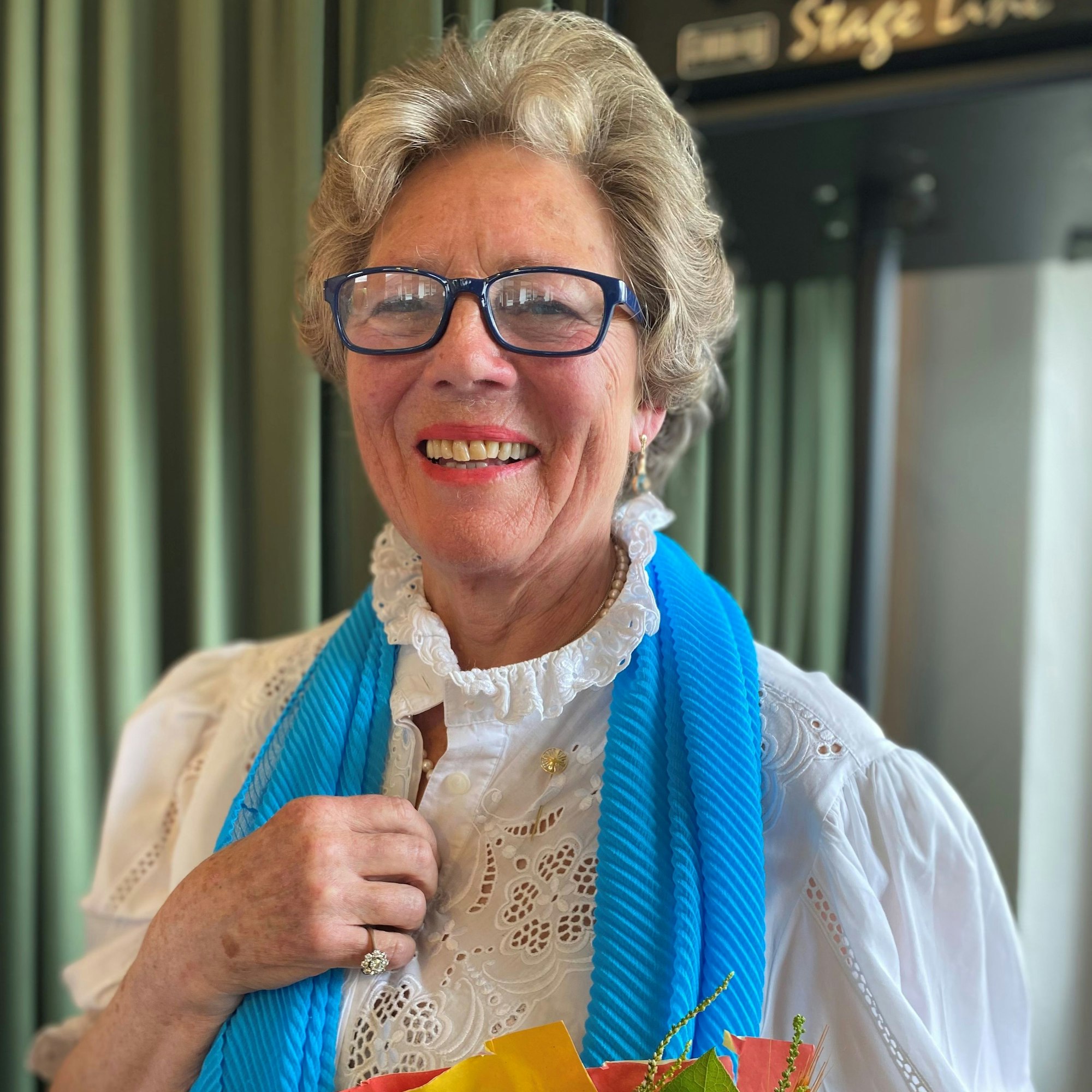 Maria Josefine Fraufrau von Wendt hat die goldene Nadel an ihr weißes Hemd gesteckt.