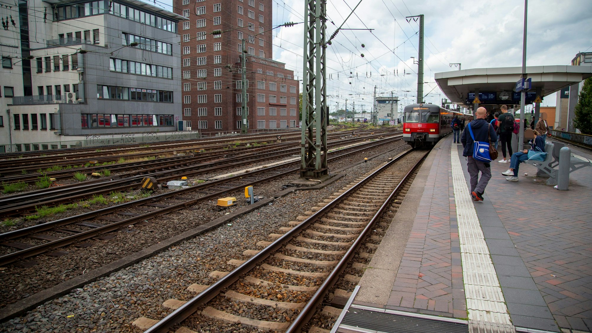 Ein Bahnsteig am Kölner Hansaring