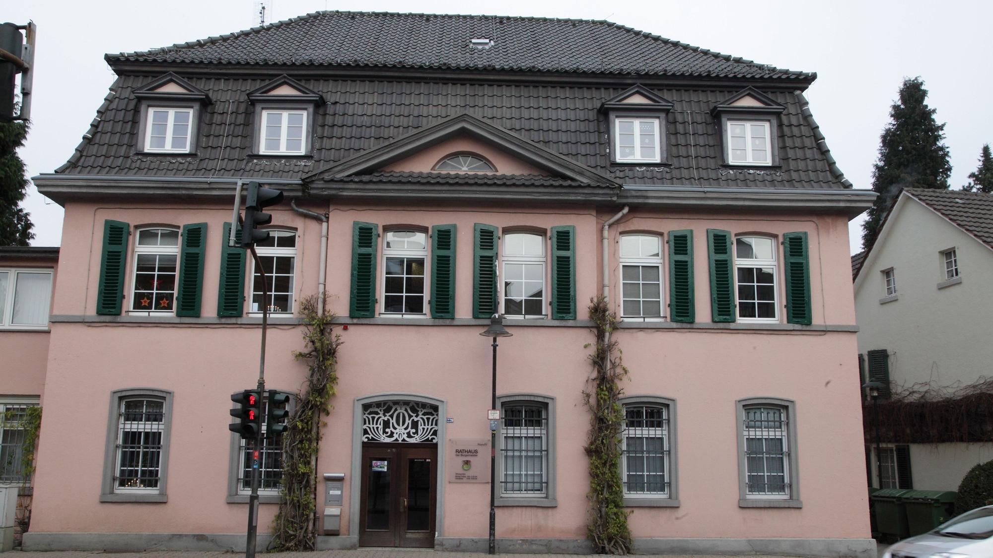 Vor Rösraths Rathaus steht eine Ampel.