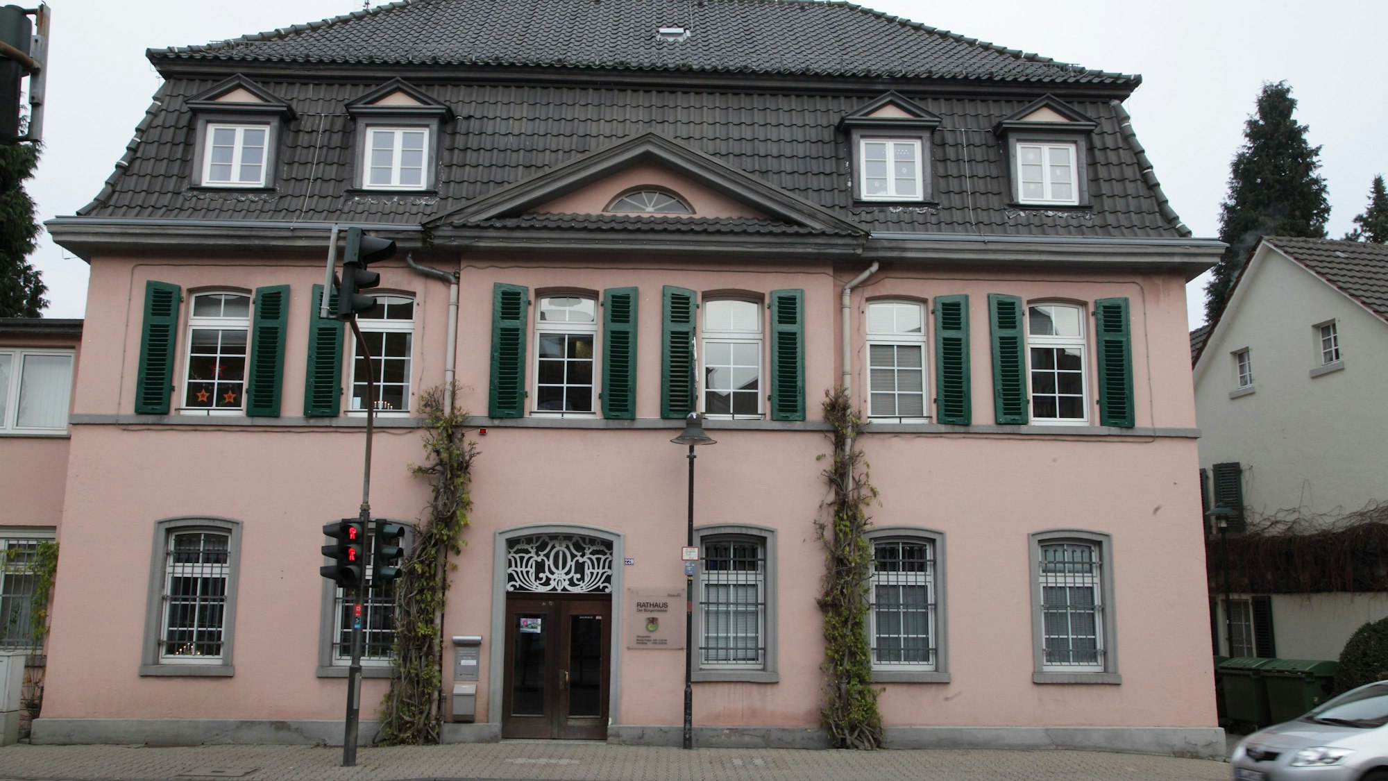 In den letzten fünf Jahren, der Amtszeit von Bürgermeisterin Bondina Schulze (Grüne), sind die Personalausgaben der Stadt Rösrath um rund 50 Prozent gestiegen. Das kritisiert Schulzes Vorgänger Marcus Mombauer (CDU).