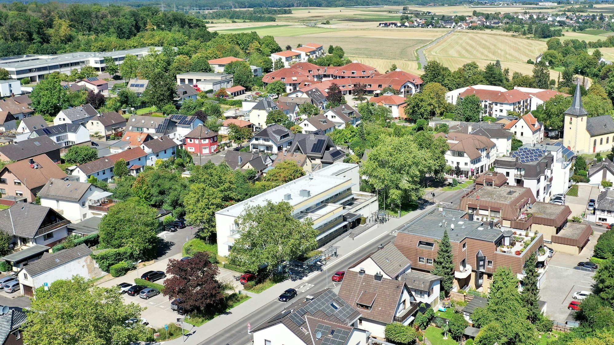 Berkum mit dem Rathaus in einer aktuellen Drohnenaufnahme