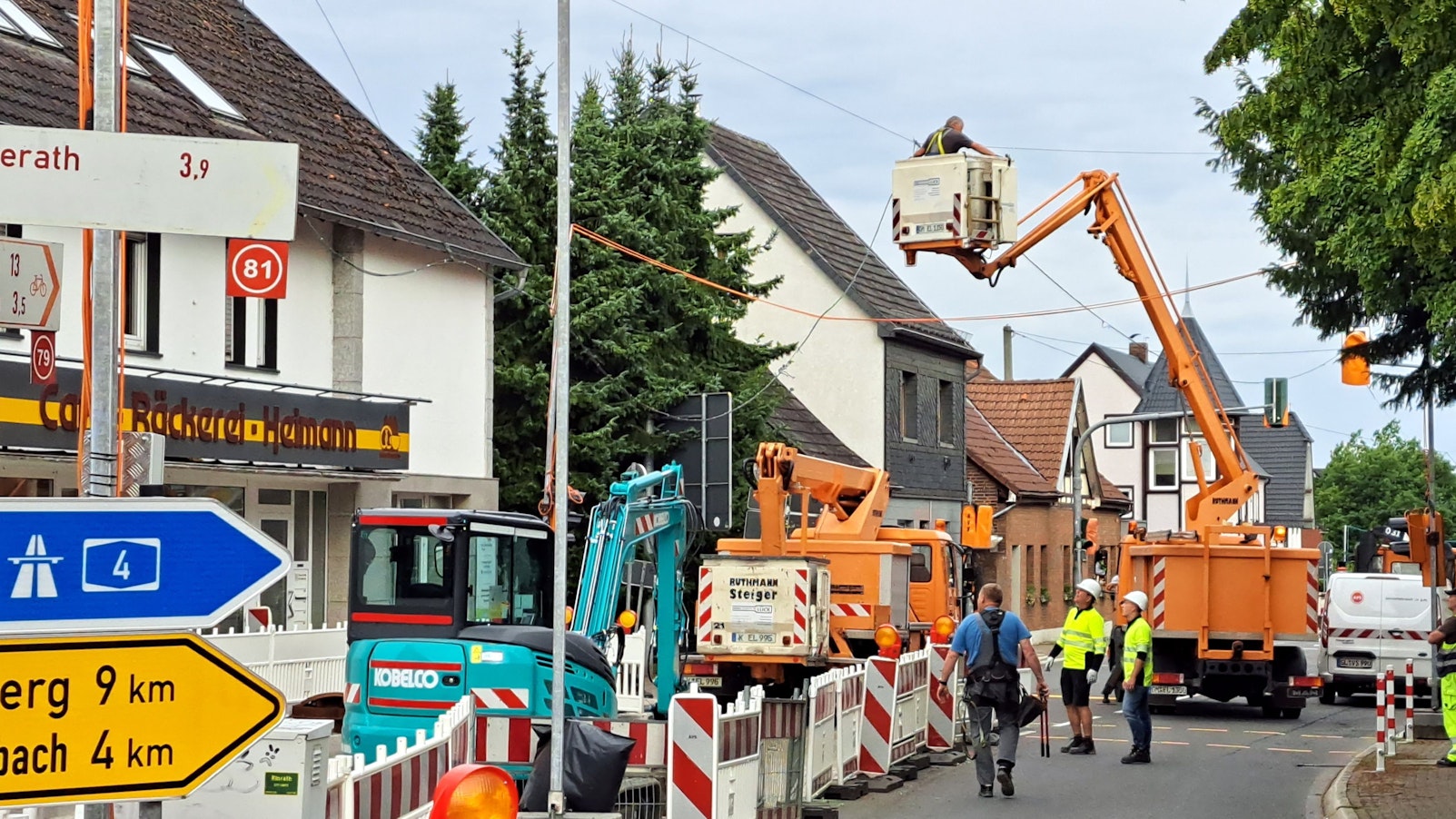 Bauarbeiter arbeiten auf der teilweise gesperrten Bensberger Straße (L 136) in Overath-Heiligenhaus.
