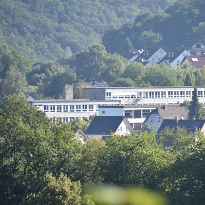 Ein Gebäude ist umgeben von Bäumen.