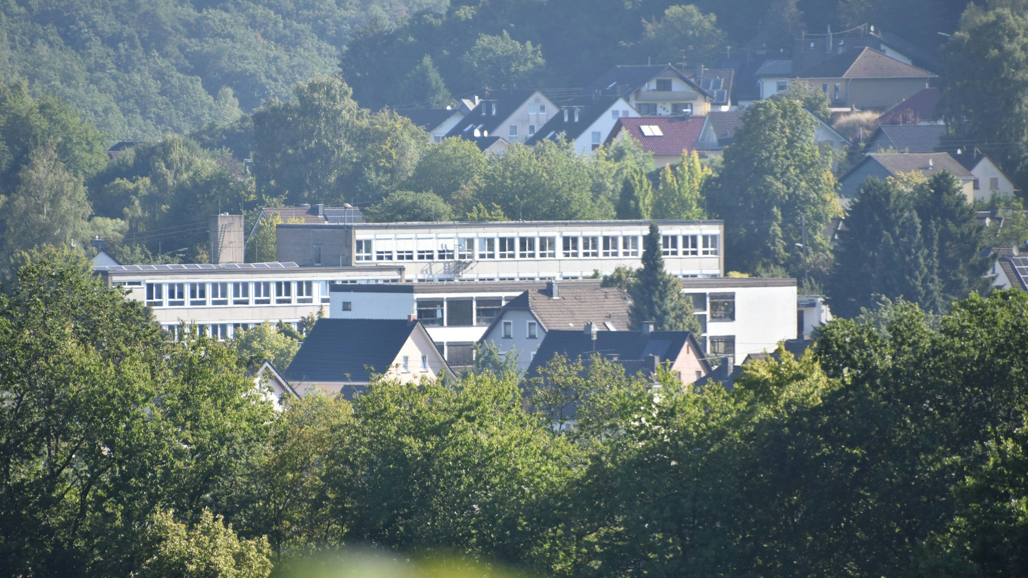 Ein Gebäude ist umgeben von Bäumen.