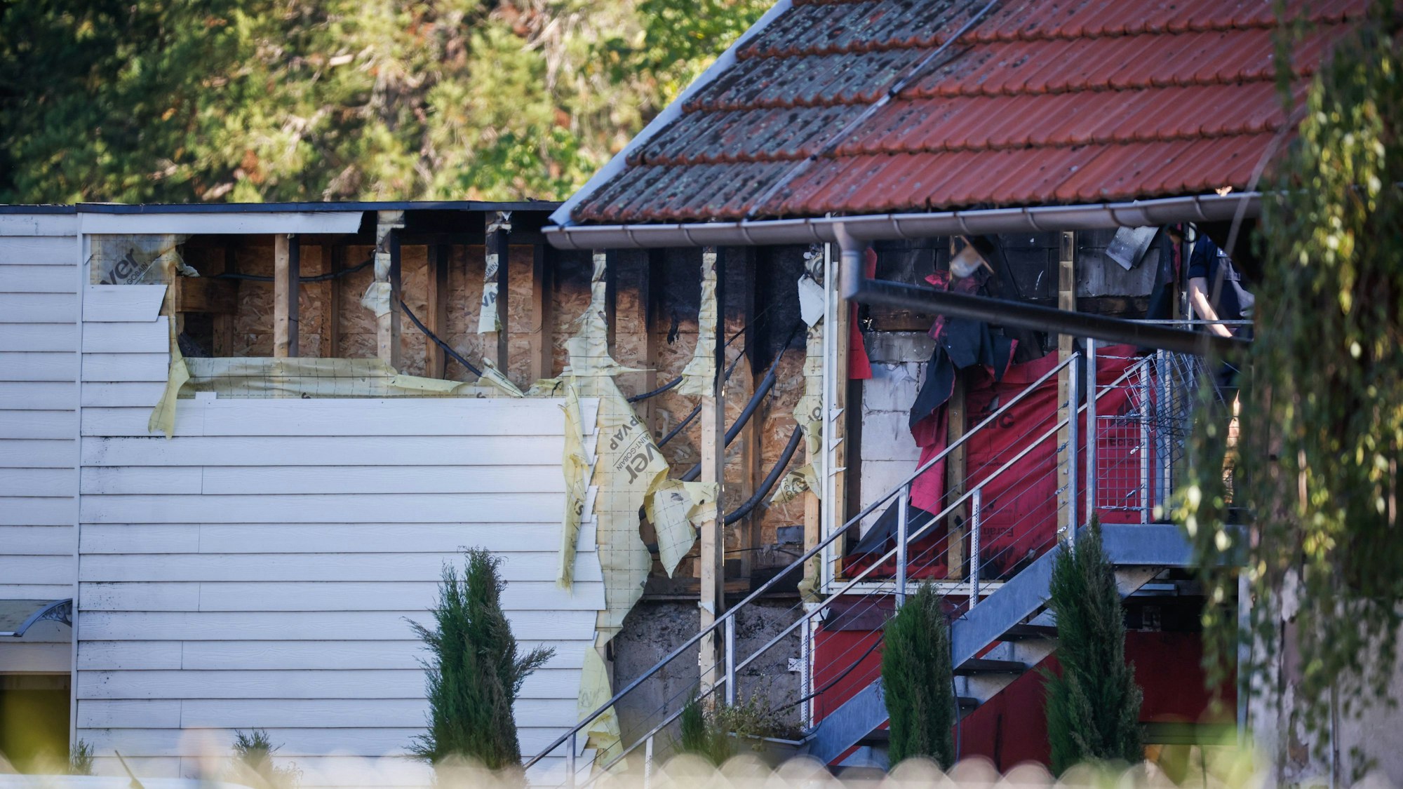 10.08.2023, Frankreich, Wintzenheim: Brandspuren sind an der Fassade eines Hauses zu sehen, in dem am Vortag bei einem Brand elf Menschen ums Leben kamen.