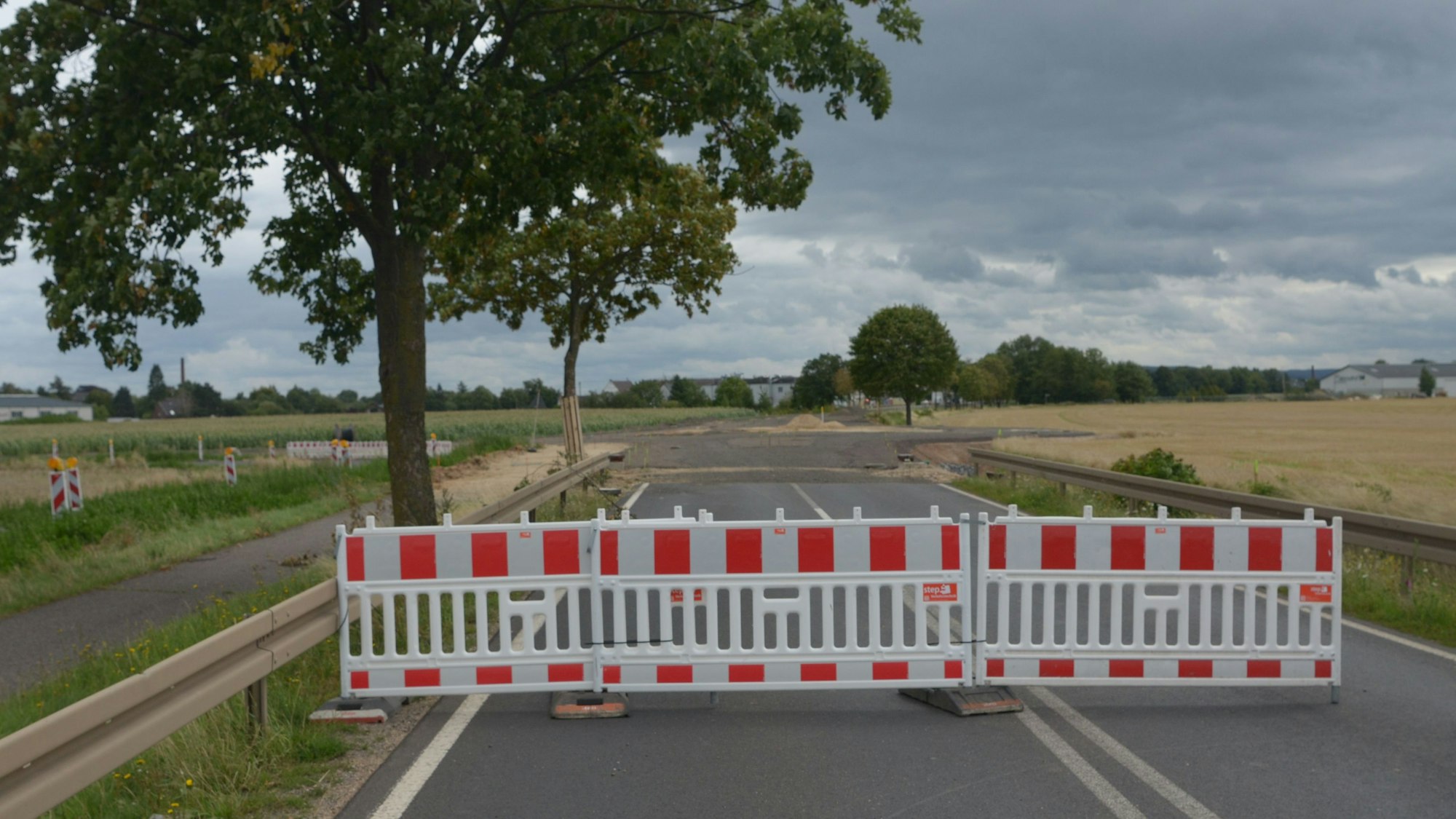 Eine Straßensperre aus Warnbaken steht auf der K24 zwischen Euskirchen und Kuchenheim.
