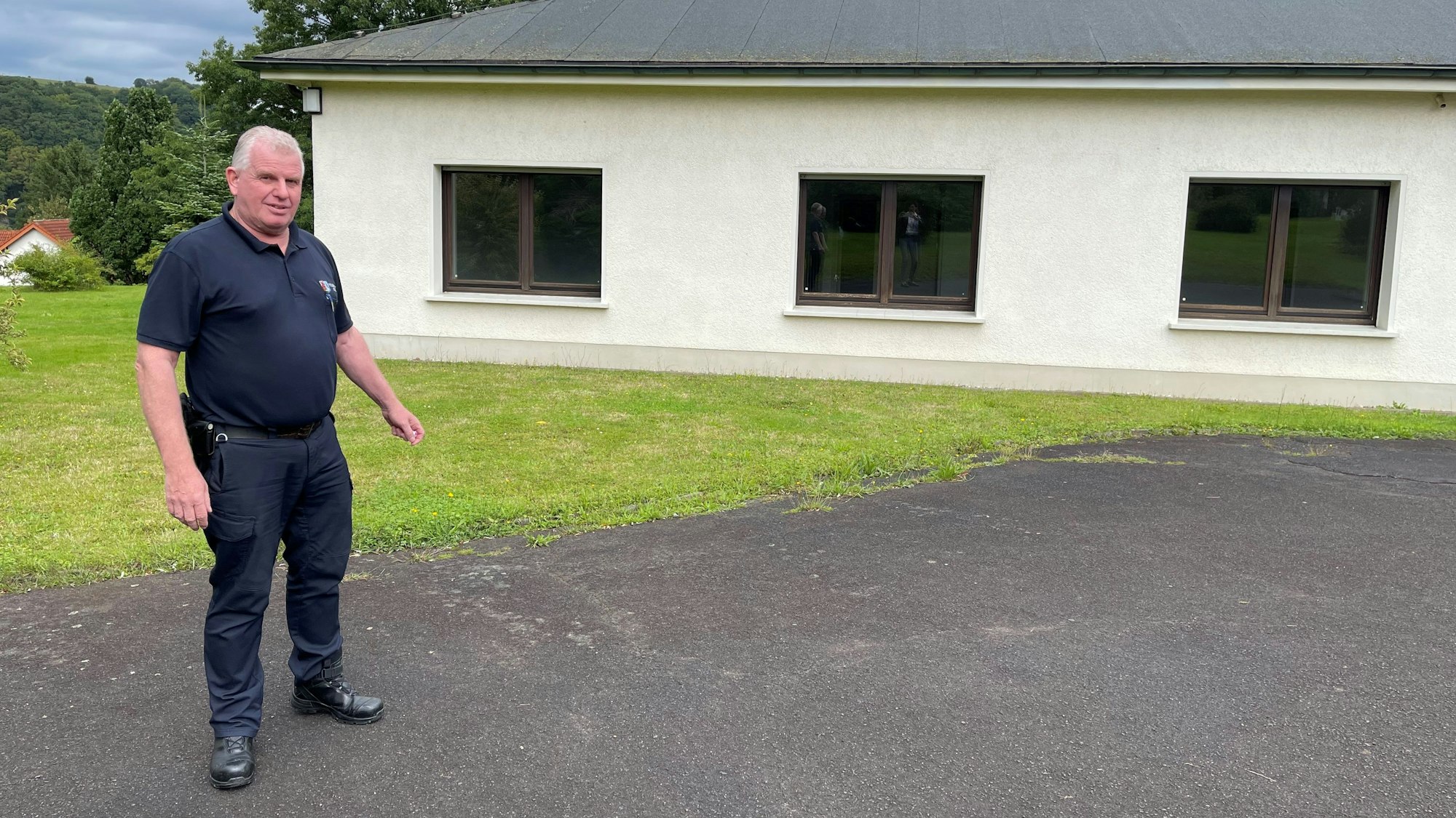 Eitorfs Feuerwehrchef Jürgen Bensberg vor dem Gebäude, in dem die Feuerwache West an der Krewelstraße in Eitorf untergebracht wird.