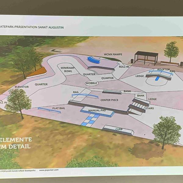 Der neue Skatepark in Sankt Augustin ist von grünen Bäumen umrandet.