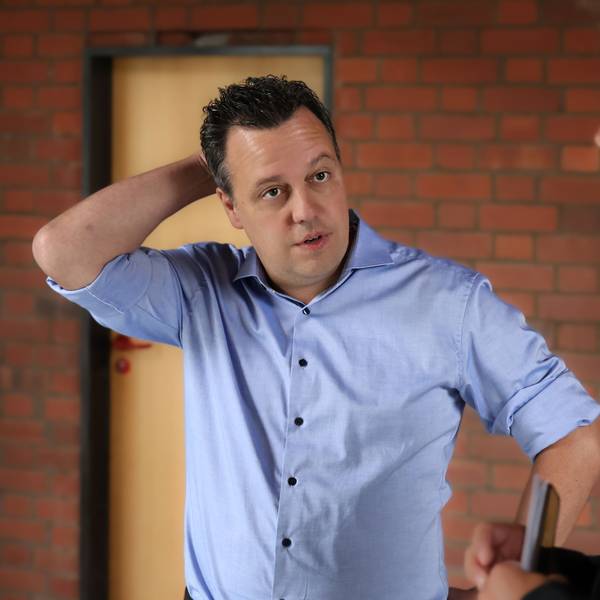 Das Bild zeigt Sacha Reichelt, wie er sich am Kopf kratzt. Redakteur Tom Steinicke steht rechts neben ihm.