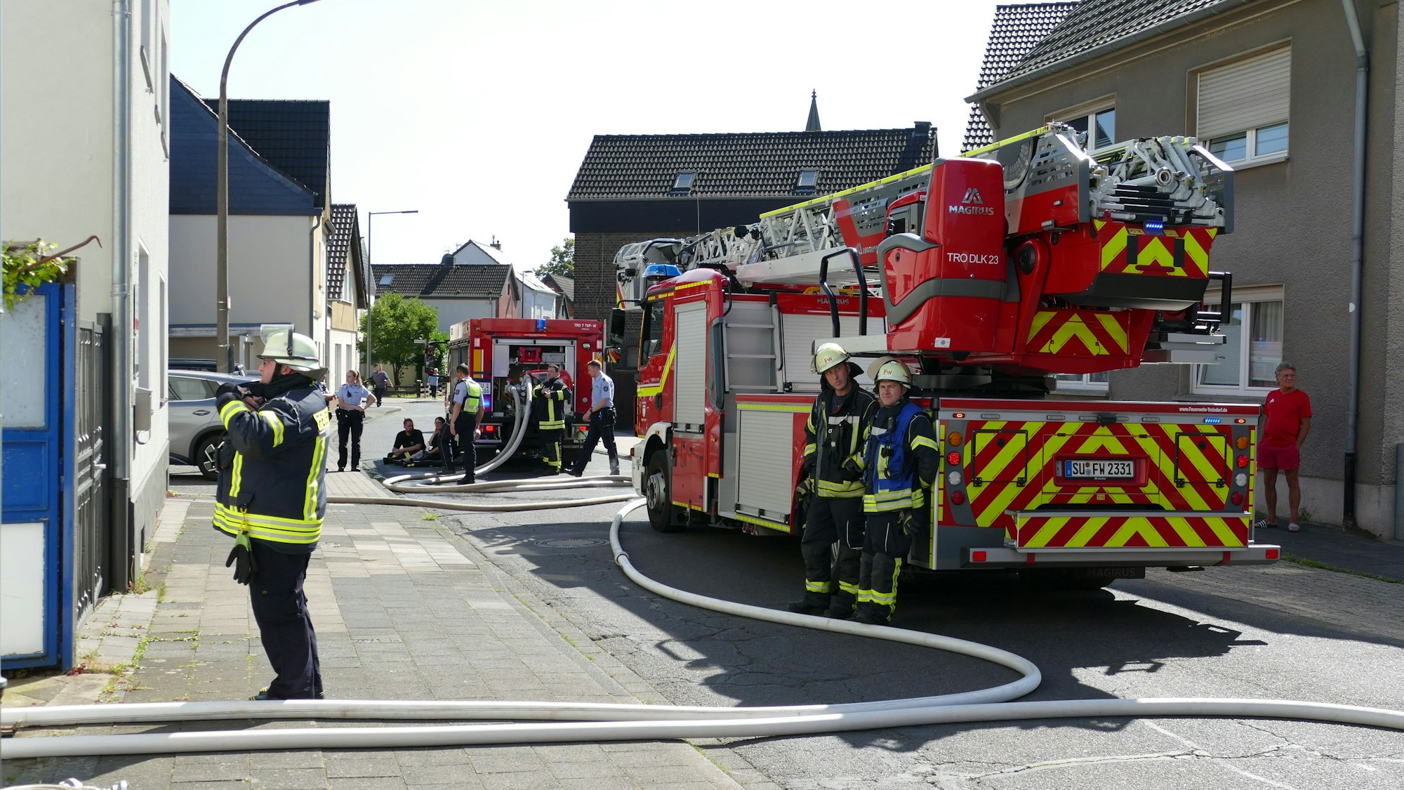 Feuerwehrautos stehen auf einer Straße.