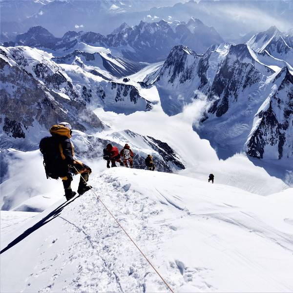 Eine Expedition steigt vom Gipfel des K2 ab (Symbolbild).