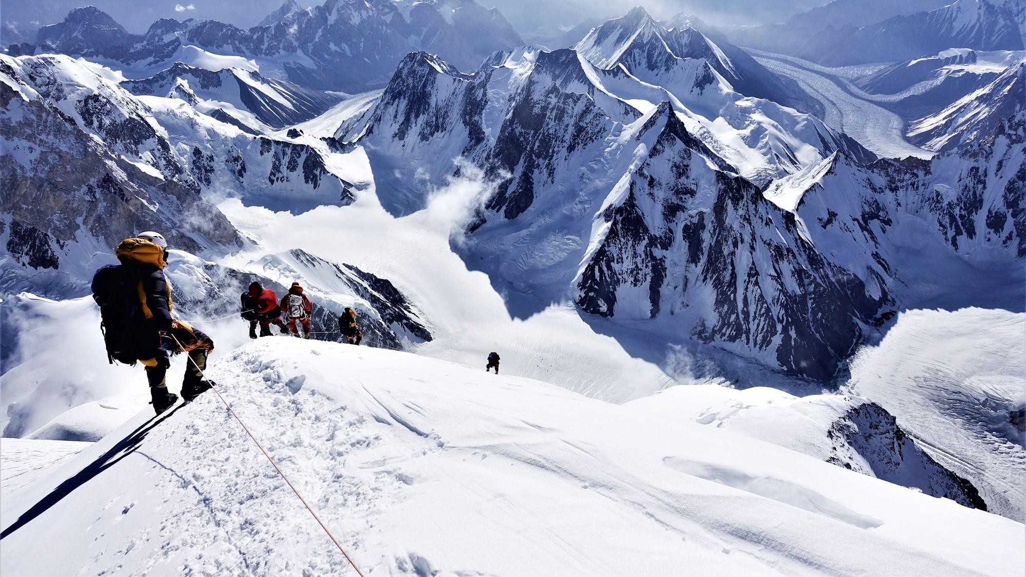 Eine Expedition steigt vom Gipfel des K2 ab (Symbolbild).