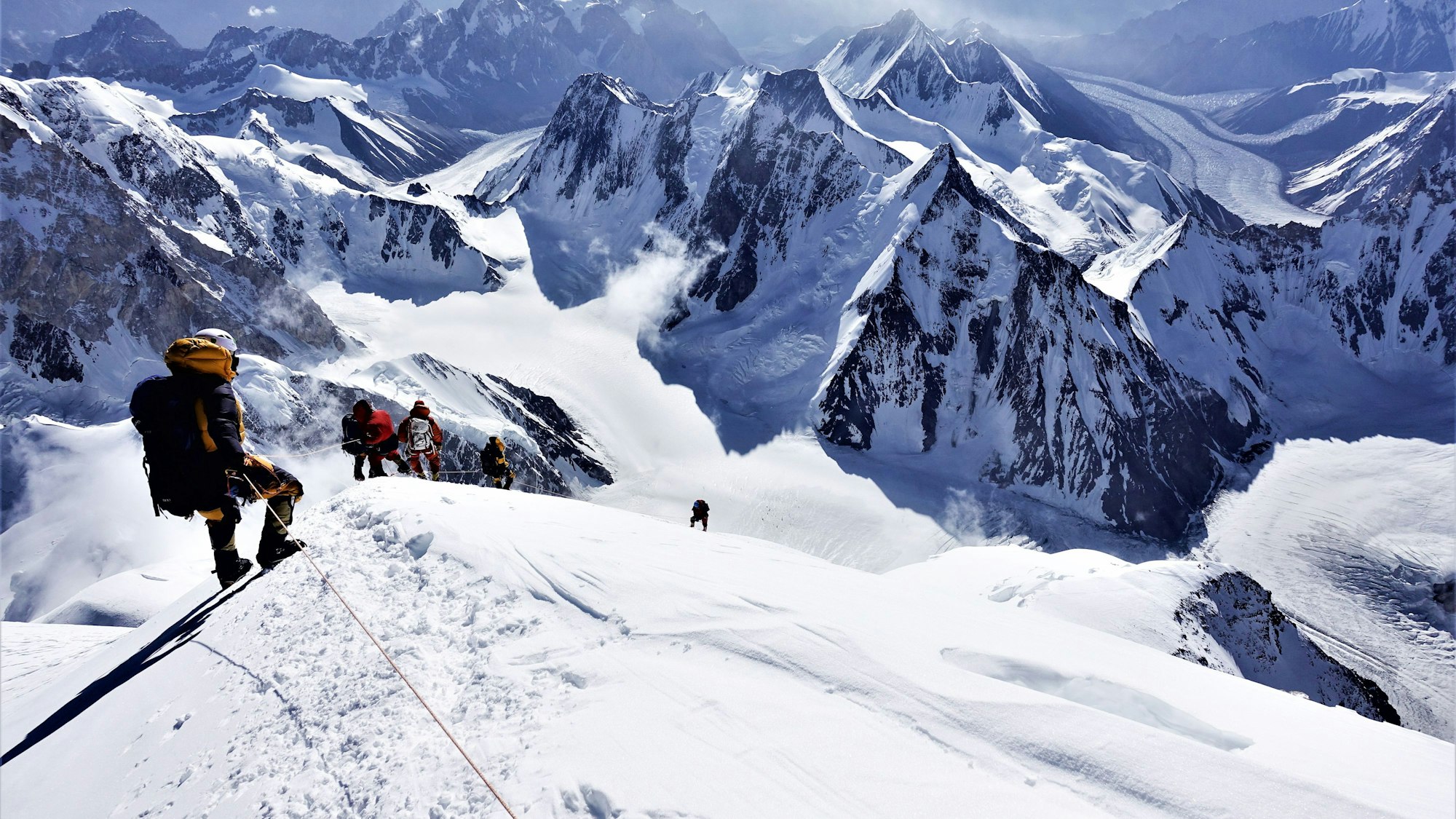 Eine Expedition steigt vom Gipfel des K2 ab (Symbolbild).