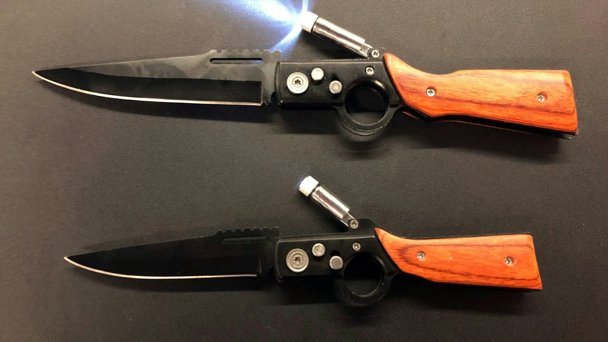 Gleich sechs Springmesser wie diese brachte ein Mutter aus Aachen ihrem 14-jährigen Sohn mit. Auf sie wartet nun ein Strafverfahren.