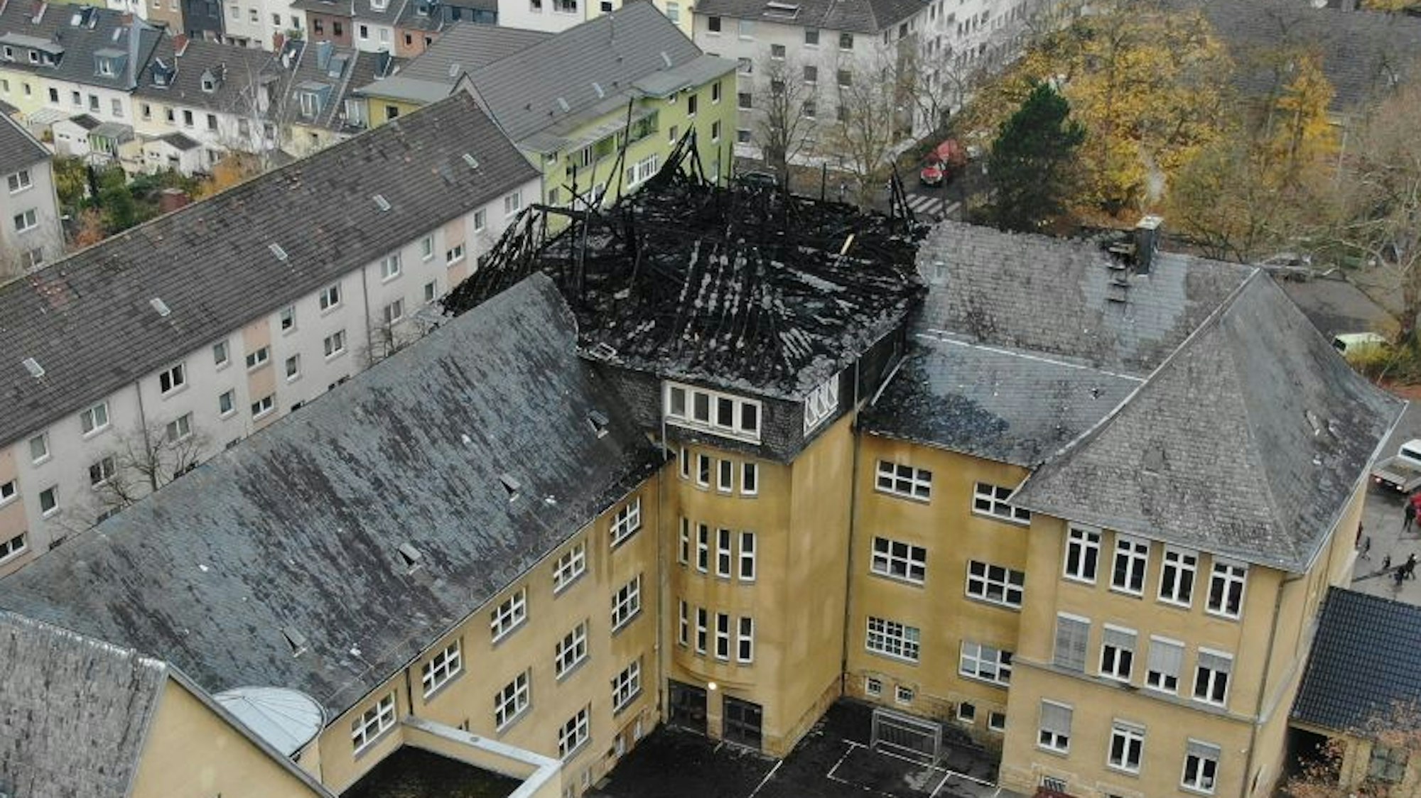 Die Schule Borsingstraße nach dem Brand im Dachstuhl.
