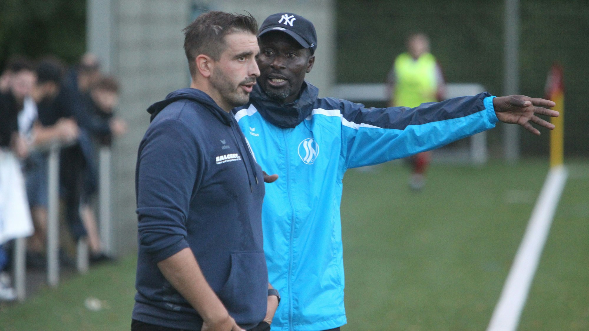 Neues Duo an der Siegburger Seitenlinie: Coach Lino Sánchez Copano (vorne) und Co-Trainer Adama Niang.
