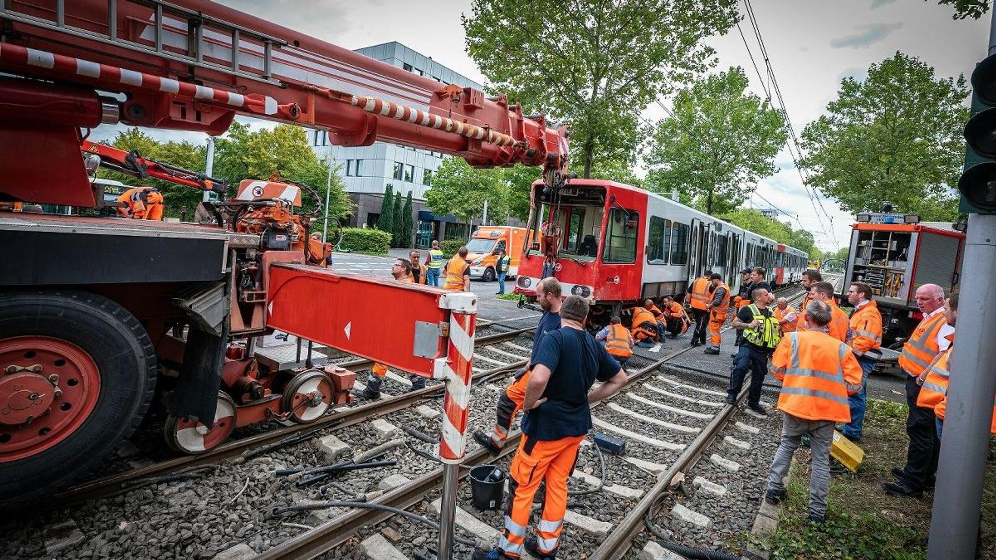 Der Bergekran der KVB hebt die Bahn zurück auf die Gleise.