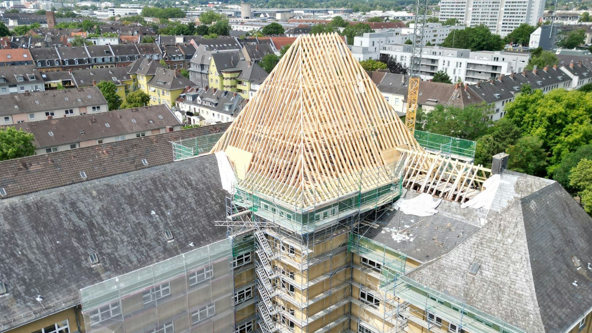 Neuer Dachstuhl für die Schule Borsigstraße.