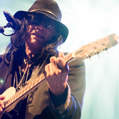 Der US-amerikanische Singer-Songwriter Sixto Diaz Rodriguez 2013 während eines Auftritts in Amsterdam. Rodriguez ist im Alter von 81 Jahren gestorben.